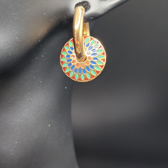 Elegant Gold Necklace - Picture 4 of 10